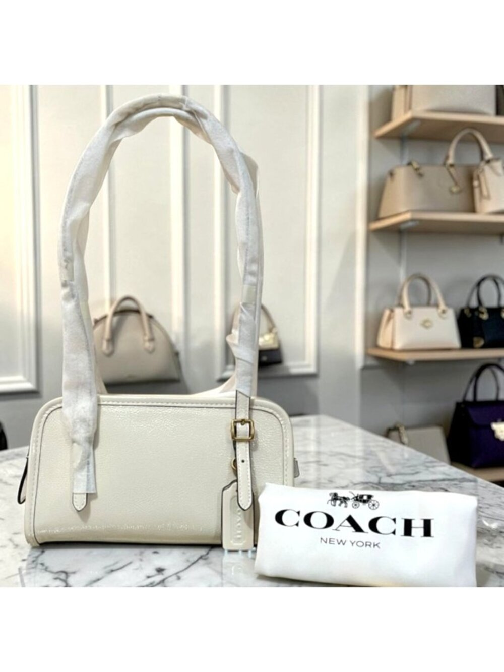 Beautiful Auth Coach Chalk/Cream Crinkle Leather Swing Zip 20